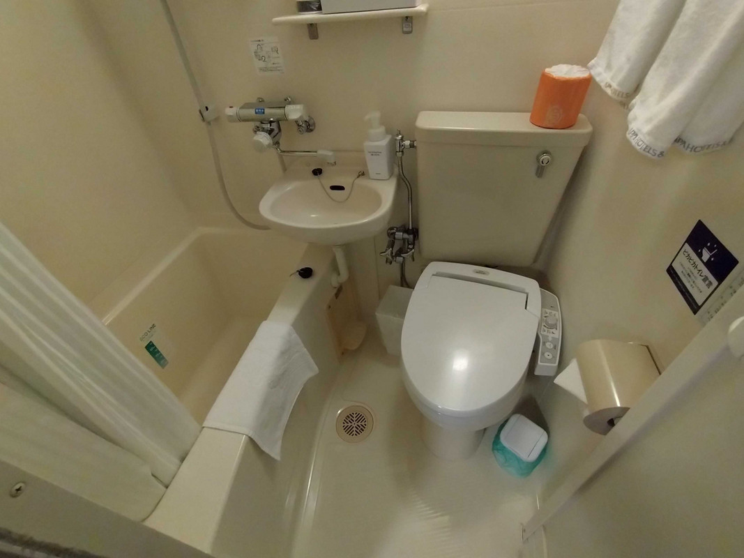 トイレも周りが狭すぎて大変・・・