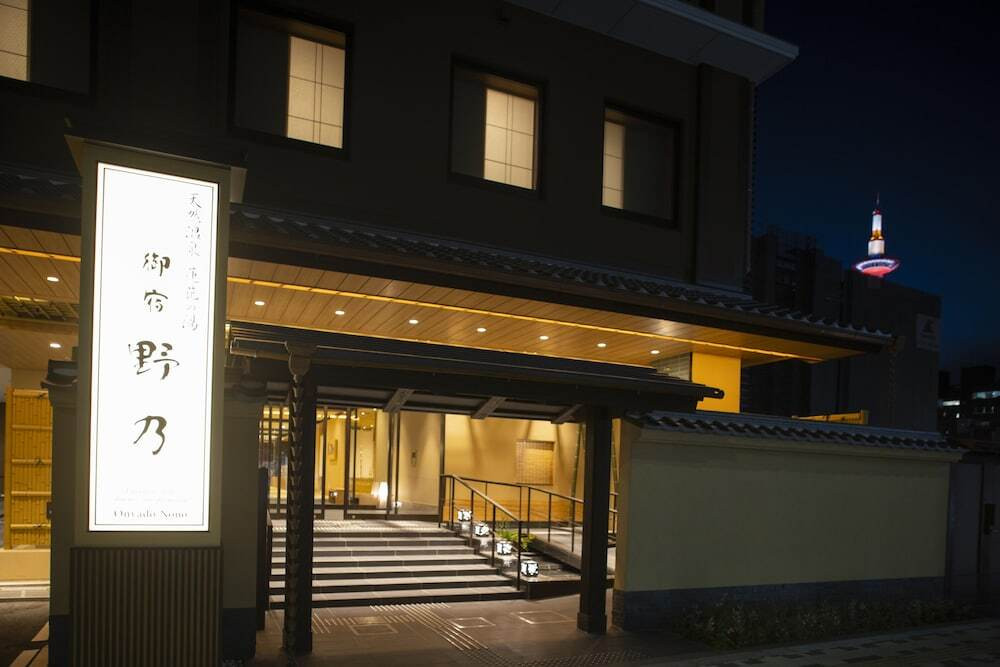 施設の正面 (日没後)