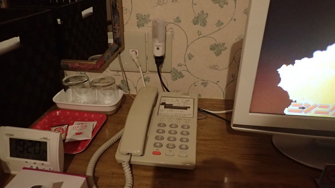 コンセントは２個で、１個はテレビ用。