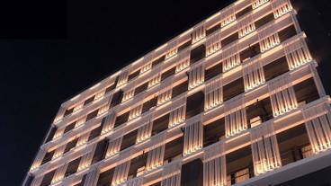 施設の正面 (日没後) / 2