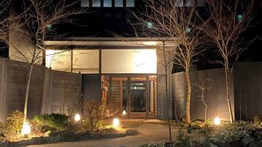 施設の正面 (日没後) / 1