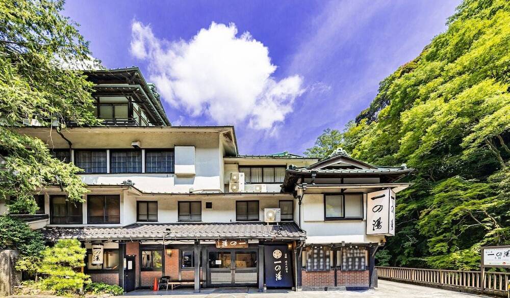 古き良き趣を感じる
数寄屋造りの建物へ / 1