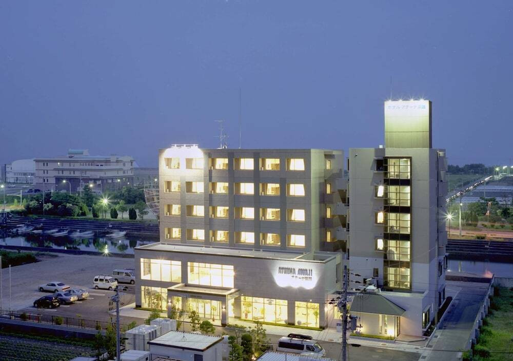 施設の正面 (日没後)