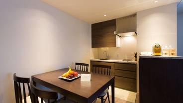 客室内のダイニングエリア / 17