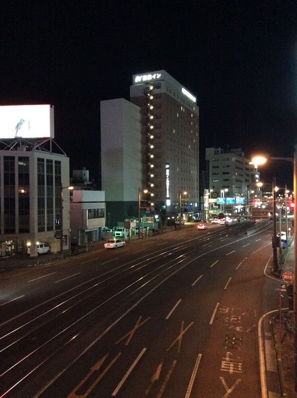 施設の正面 (日没後)
