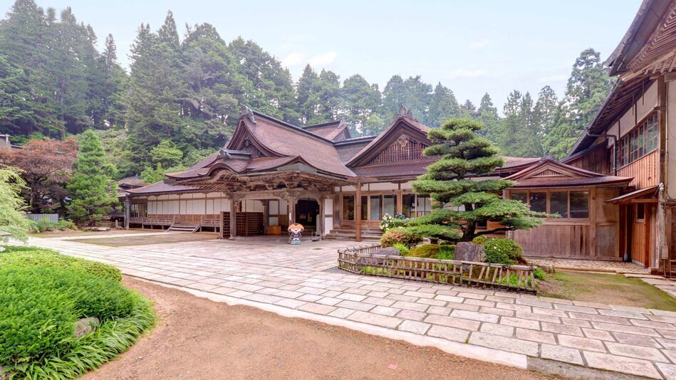 世界遺産の寺院に泊まる貴重な一夜3720892