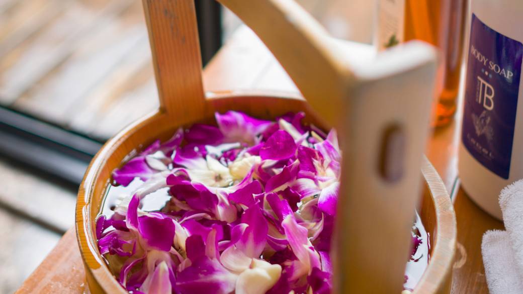 部屋風呂に花を浮かべ
2人きりの温泉タイム / 2