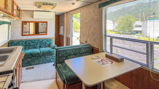 トレーラーハウスB