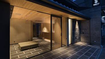 施設の正面 (日没後) / 1