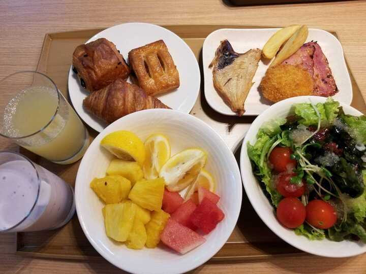 朝食の盛り付け例