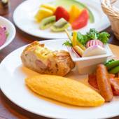 庭のホテル 東京（東京都 シティホテル）：自由なスタイルで楽しめる「朝食ブッフェ」。新鮮野菜を使ったサラダバーに加え、店内で焼いたバゲットやクロワッサン、熱々の卵料理など、心弾むメニューがラインアップ。 / 4