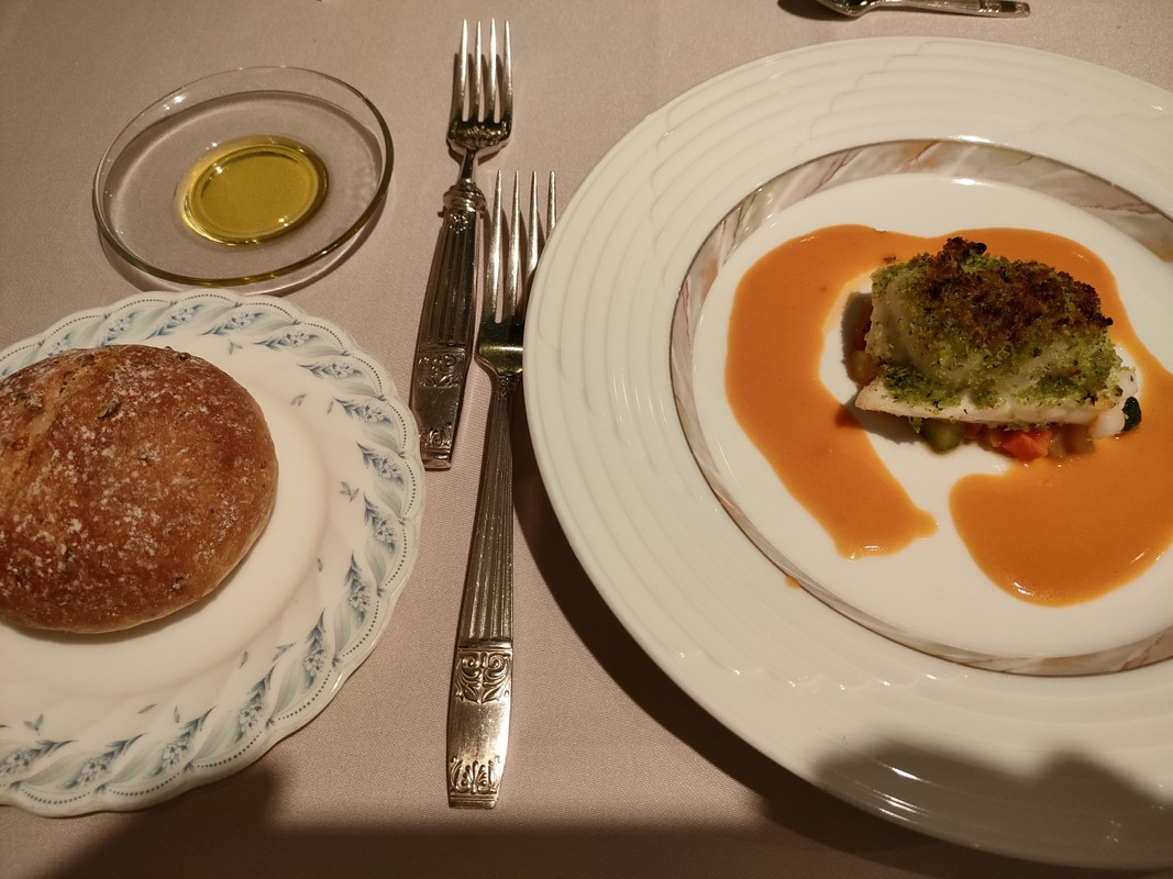 夕食　パンは美味しい。