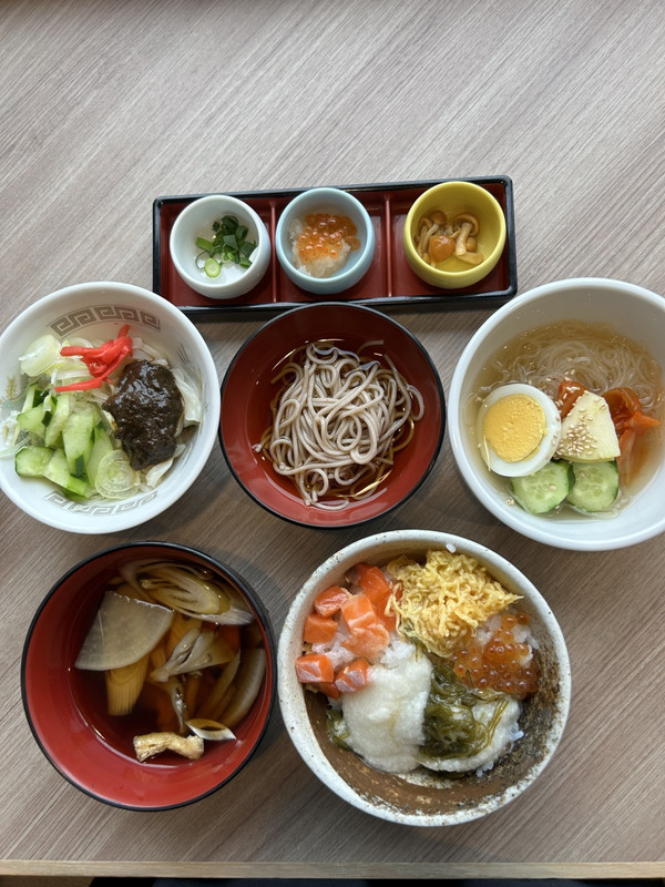 朝食には三大麺に瓶に入った海鮮も