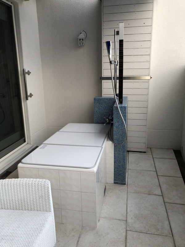 ベランダにバスタブ。