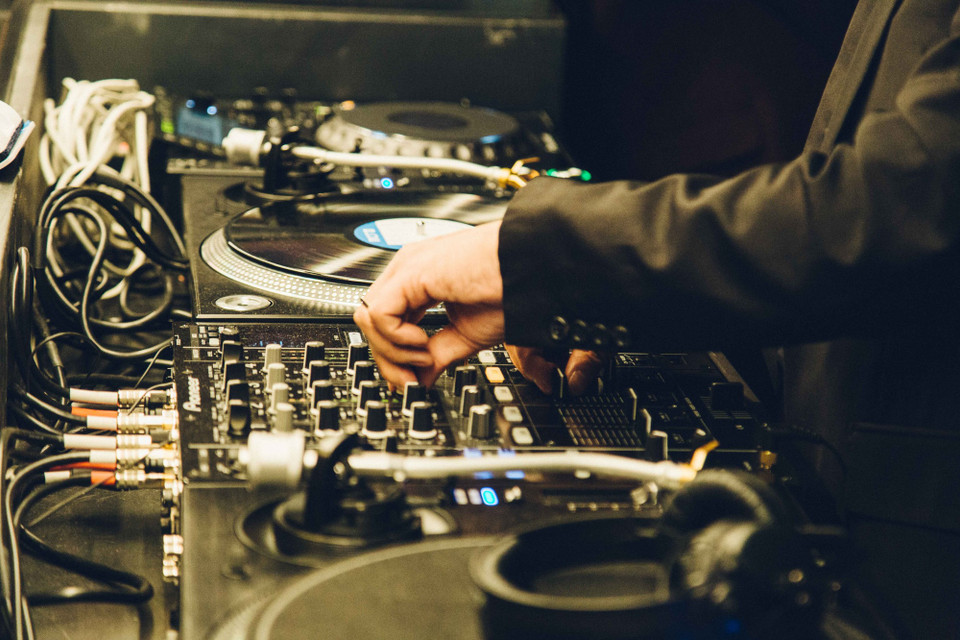 バーラウンジ(DJ)