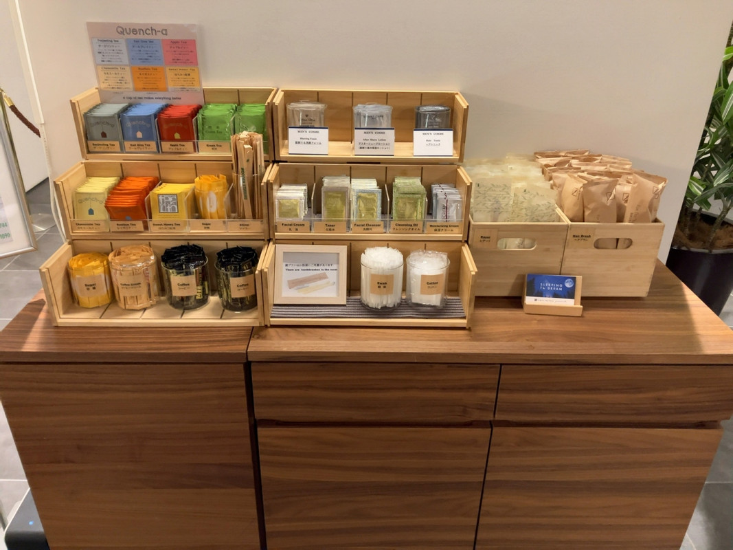 柱前にはバスアメニティやコーヒー・お茶など