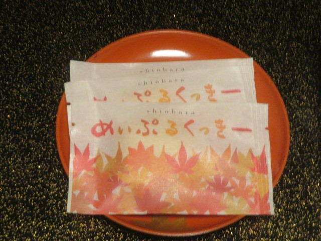 客室内にあったお茶請けのお菓子