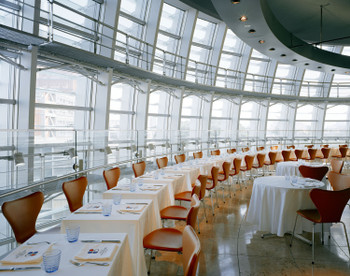「ブラッスリー ポール・ボキューズ ミュゼ」内観 596492 席数は182！ガラス窓沿ってテーブルが並ぶ、明るく開放感のある空間。