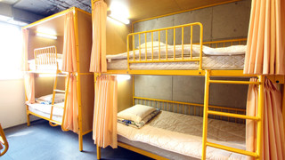 バンクベッド3台(計6ベッド)プライベートルーム共用バスルーム