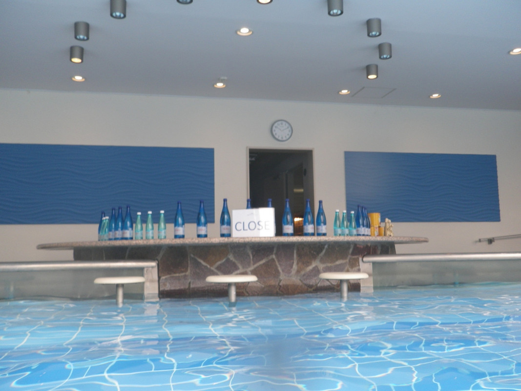 プールは10時から。プールバーの開店は10時半でした。