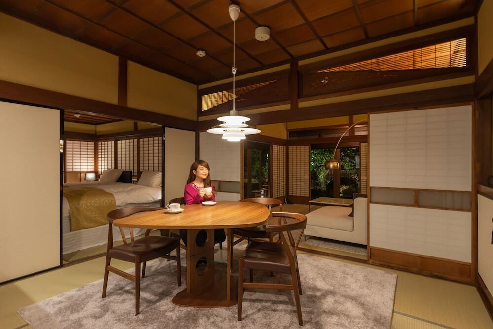 客室内のダイニングエリア