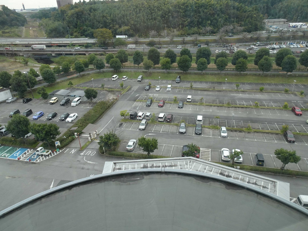 窓から、自分のクルマが見えます