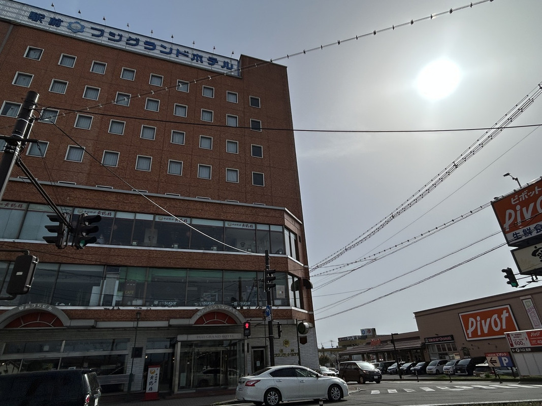 奥に富士の湯が見えます