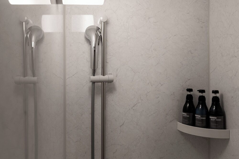 バスルームのシャワー