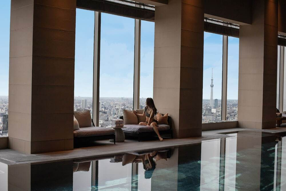 東京で高級ホテルのプールを満喫しよう3980482