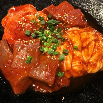 「隼ホルモン」料理 968142 ミックスホルモン　辛ニンニク