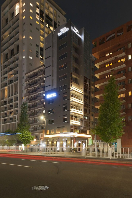 施設の正面 (日没後)