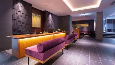 ソファのあるフロント / 1