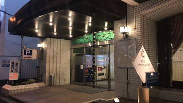 施設の正面 (日没後) / 2