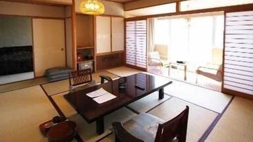 客室内のダイニングエリア / 8