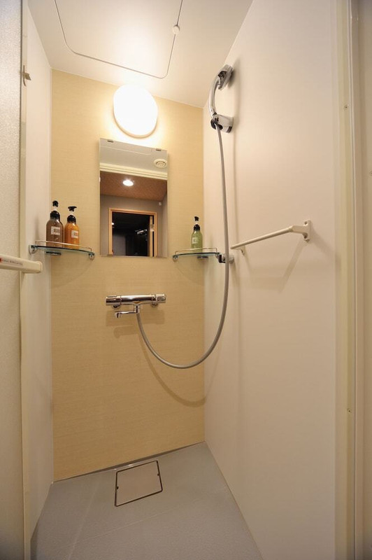 バスルームのシャワー