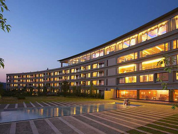 真珠のシャンデリアがお出迎え！全室スイート仕様の「ザ ベイスイート」1302456