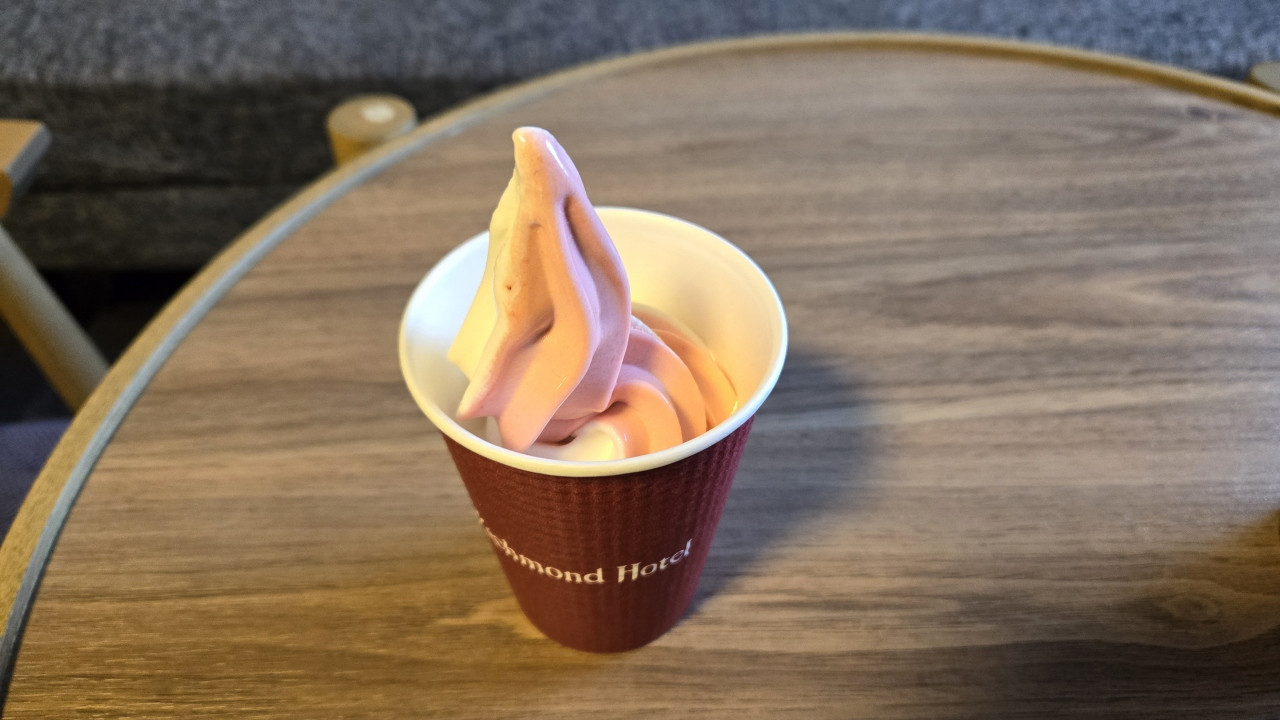 ラウンジサービスのいちごミックスのソフトクリーム