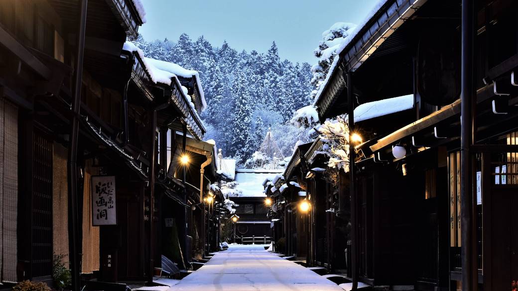 高山の古い町並み 雪景色 / 2