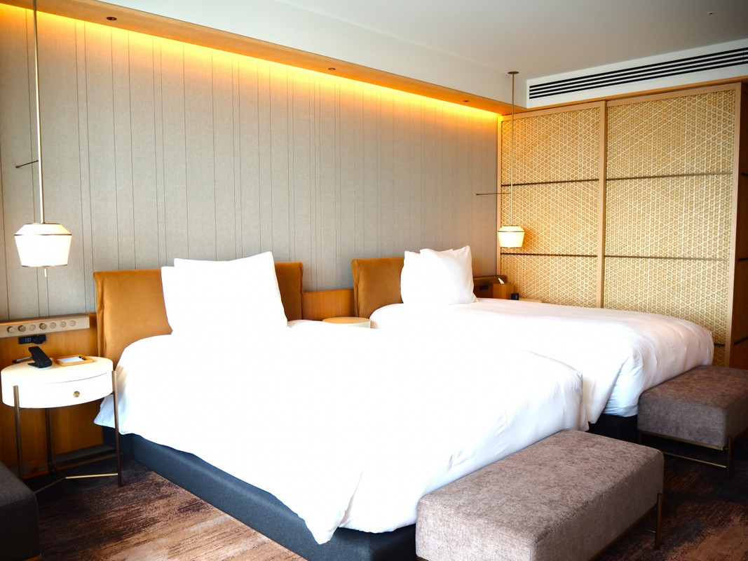 ガラス張りのお風呂は竹製のドアを閉めて。