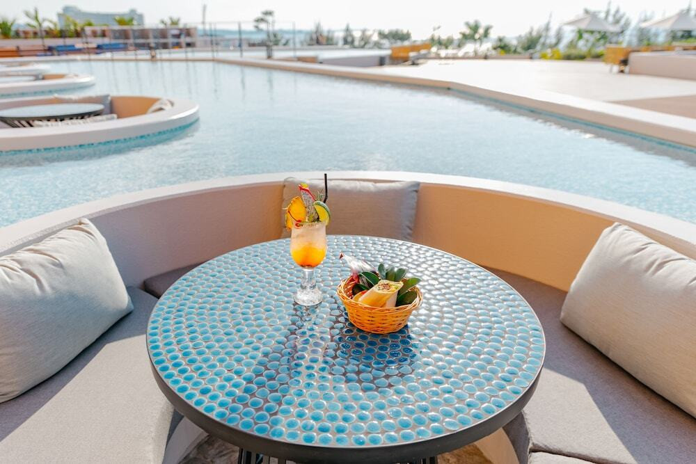 プールで軽食を食べながら映画鑑賞が楽しめる4050961