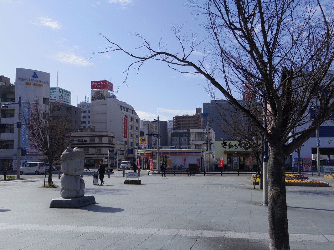 高松駅前から見えます