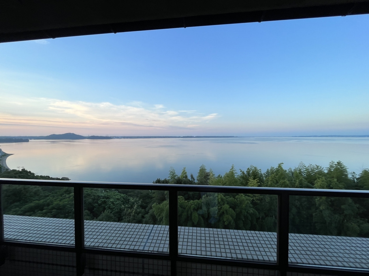 ゆったりとしたテラスでのんびり過ごしましょ3947151