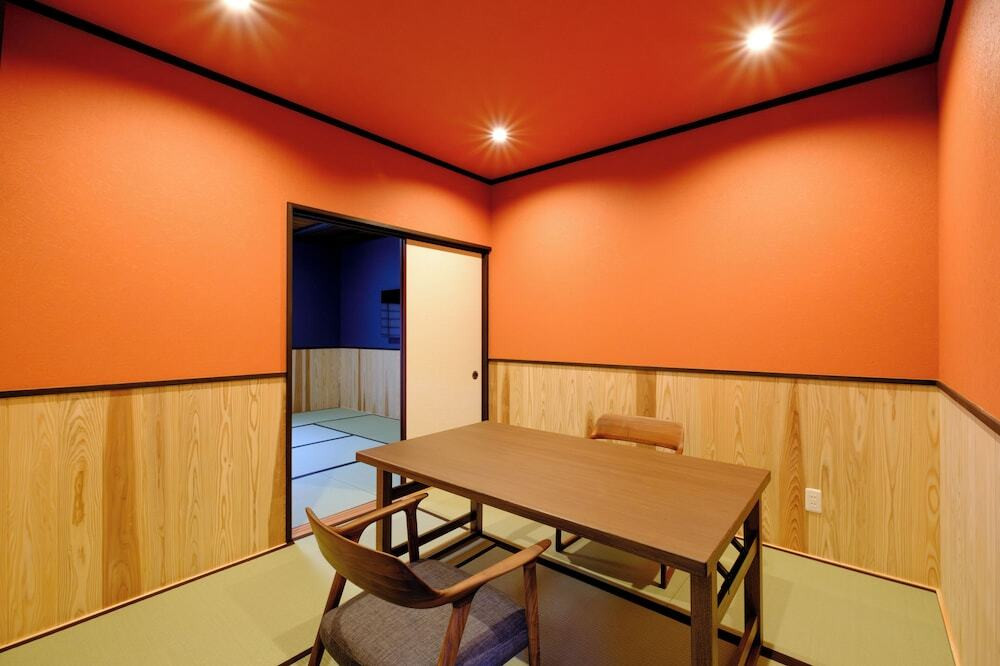 客室内のダイニングエリア