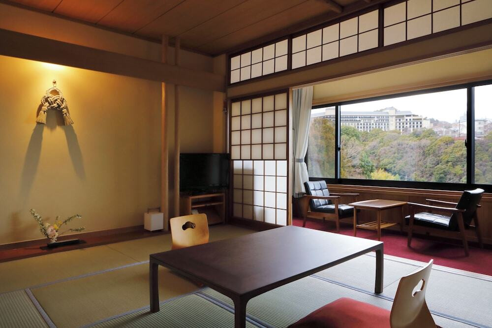 森の中に佇む。ノスタルジックな温泉宿4061570