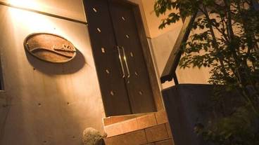 施設の正面 (日没後) / 2