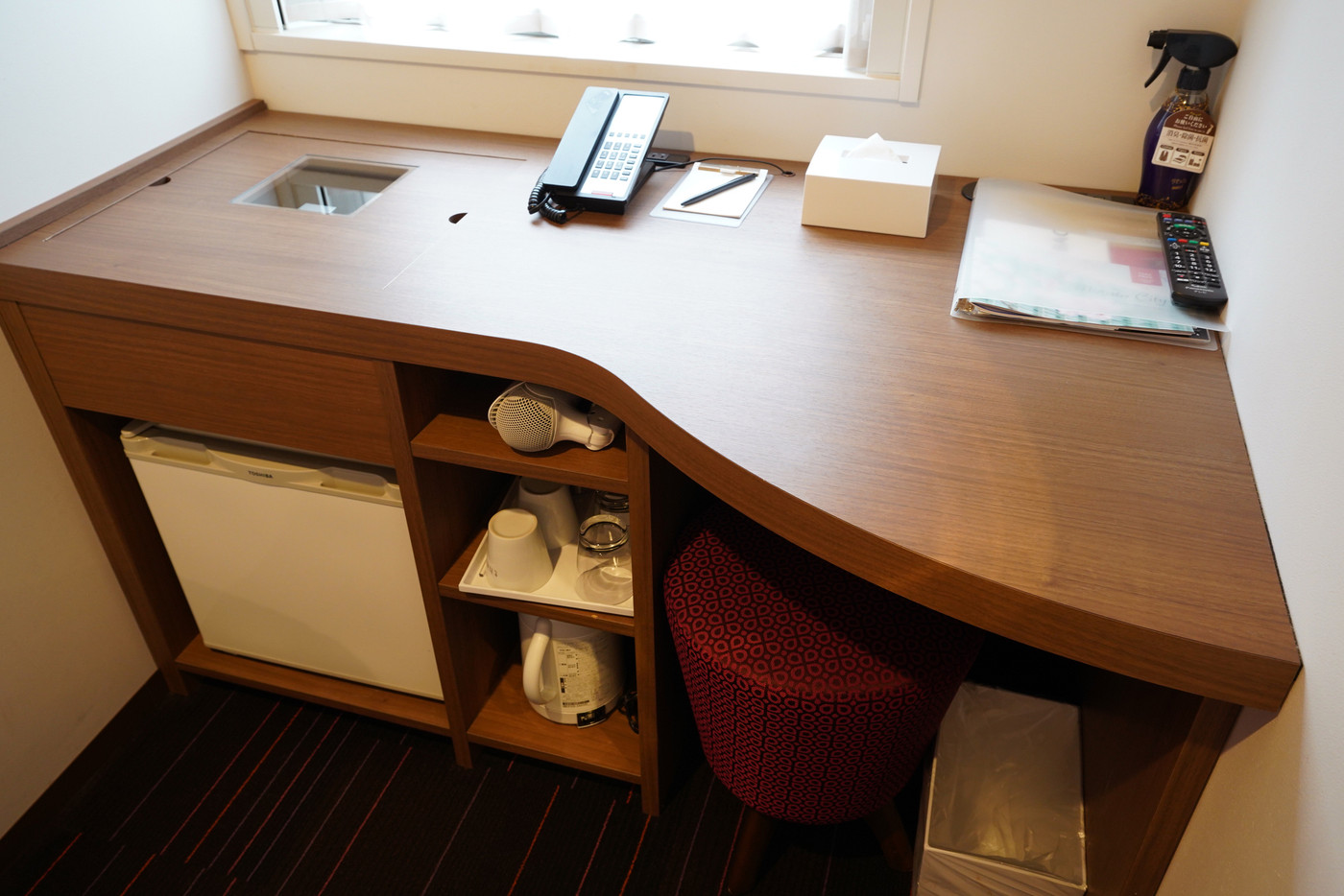 コンパクトながら、かわいくて便利なテーブルまわり3702975