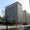 壁面には””Keisei BLDG.”のロゴ、隣は成田市役所