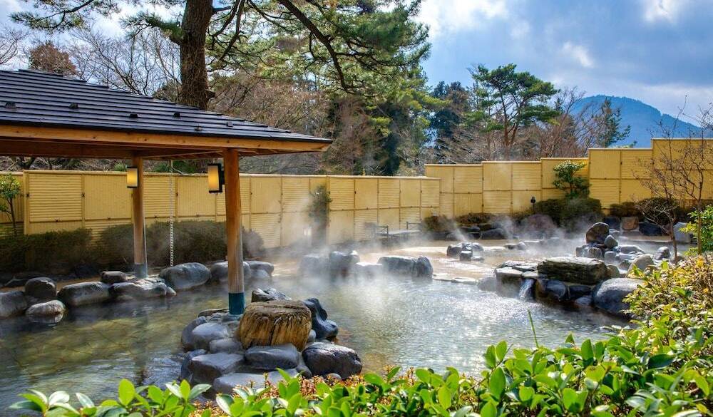 爽やかな木漏れ日の中
露天風呂で贅沢な目覚め / 1