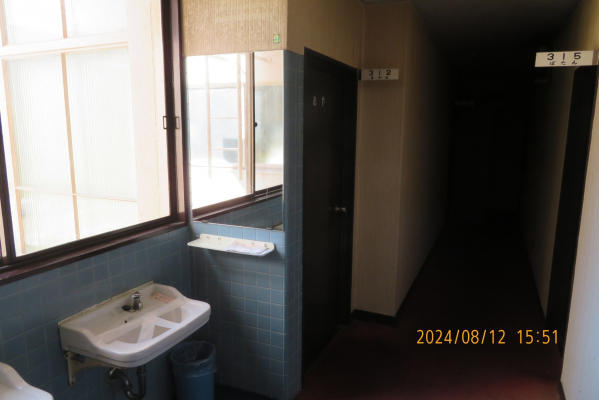 空調がなく夜は電気がつかない廊下