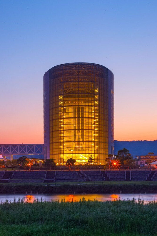 施設の正面 (日没後)